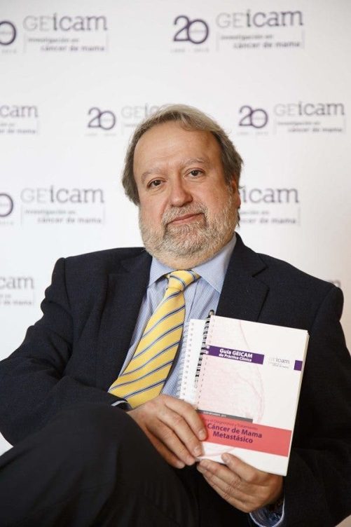 El doctor Antonio Antón con la guía GEICAM sobre cáncer de mama avanzado. Efealud.com