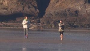 Dos mujeres corren por la orilla de la playa-efe