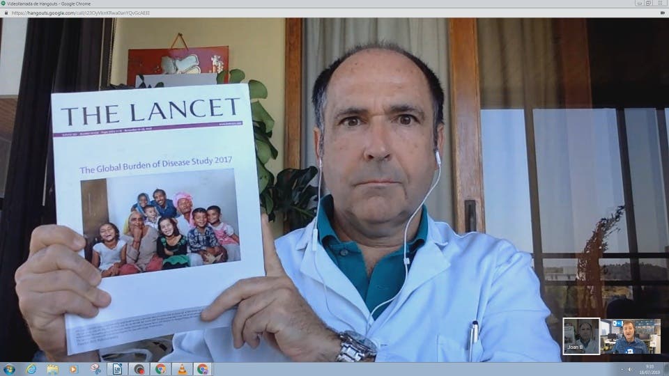 Dr. Joan Soriano enseñando la portada de The Lancet-efe