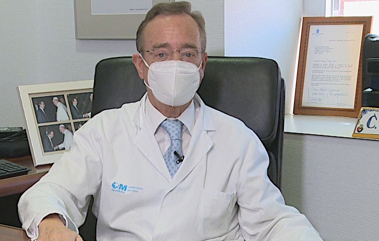 El doctor Carlos Macaya con mascarilla de protección contra el coronavirus