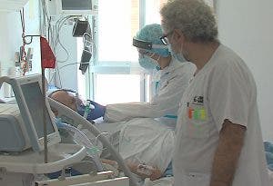 El Dr. Enrique Zamora y una enfermera atienden a uno de los pacientes en la UCRI.