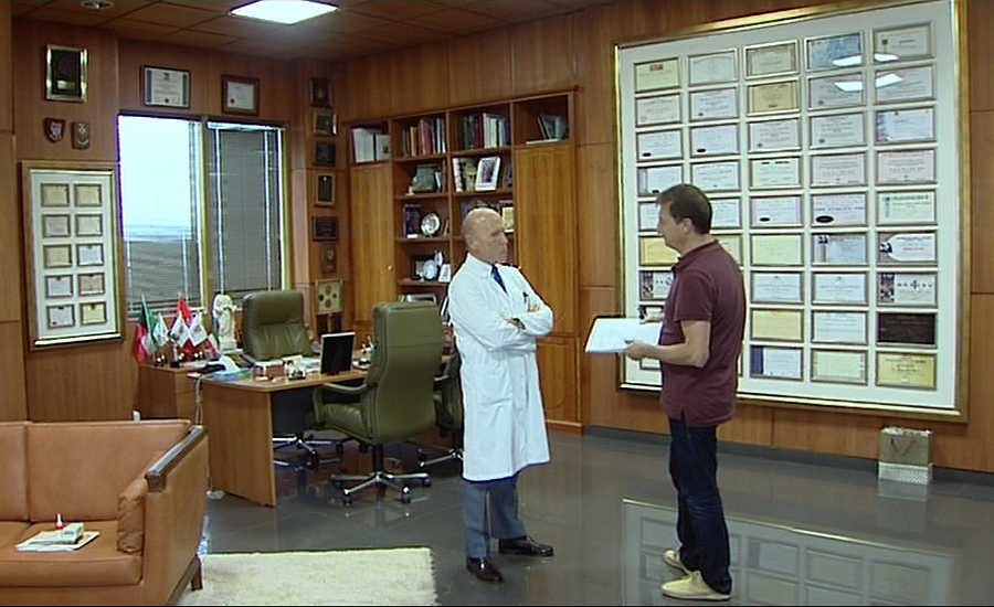 El doctor Jorge Alió Sanz y el periodista Gregorio del Rosario en el despacho del oftalmólogo de Vissum.