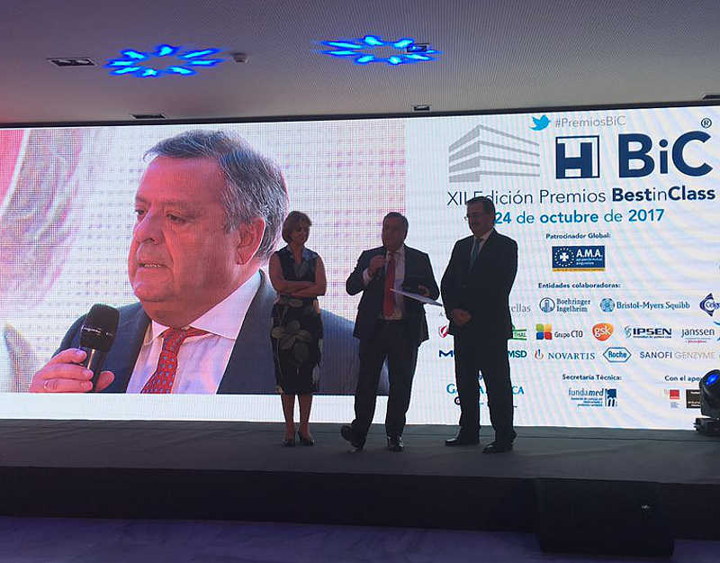 El doctor Julio Ancochea expresa su alegría al recoger el Premio BIC a "La Princesa".