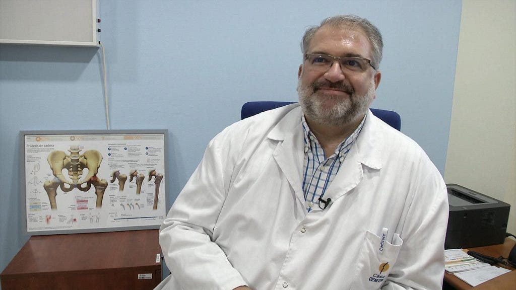 El doctor Raúl Torres Eguía en una consulta de la Clínica CEMTRO.