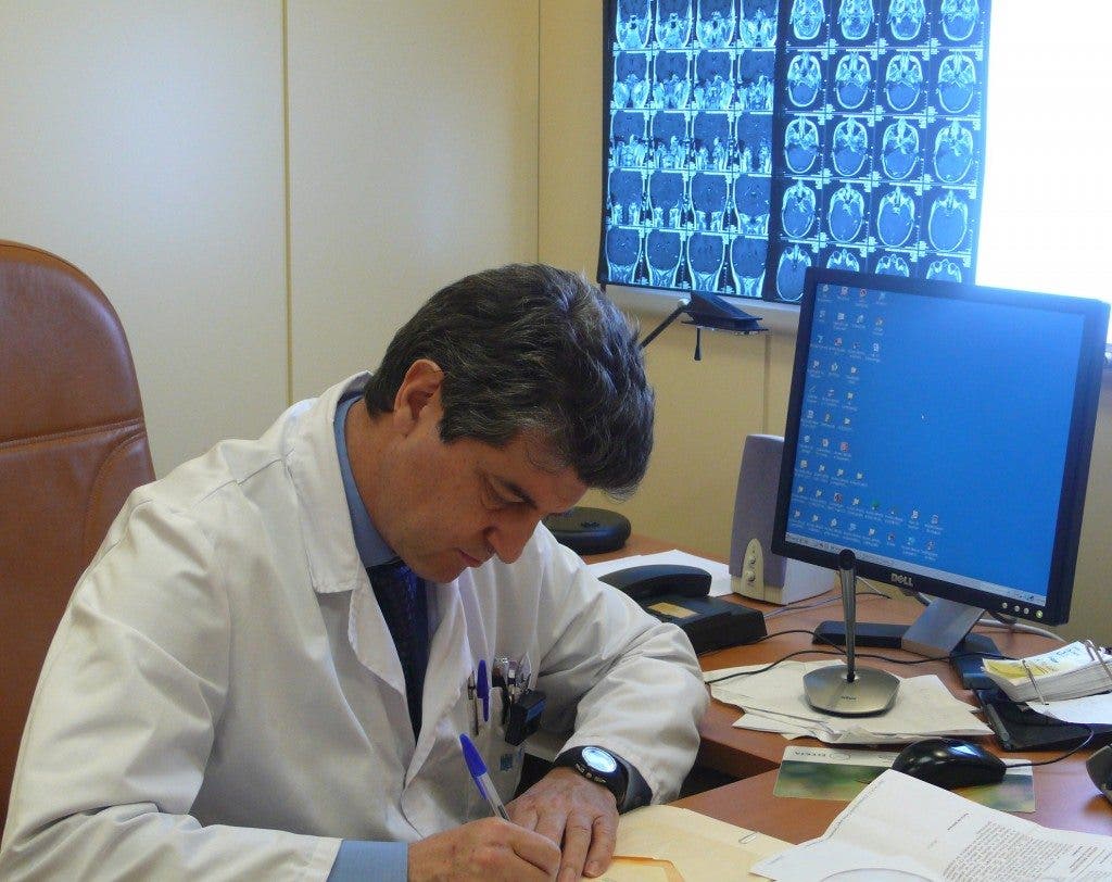 El neurocirujano Roberto Martínez Álvarez, del Hospital Ruber Internacional, analiza un caso en su consulta, donde podemos observar un par de radiografías de las capas cerebrales situadas sobre u proyector de luz que facilita su visionado.