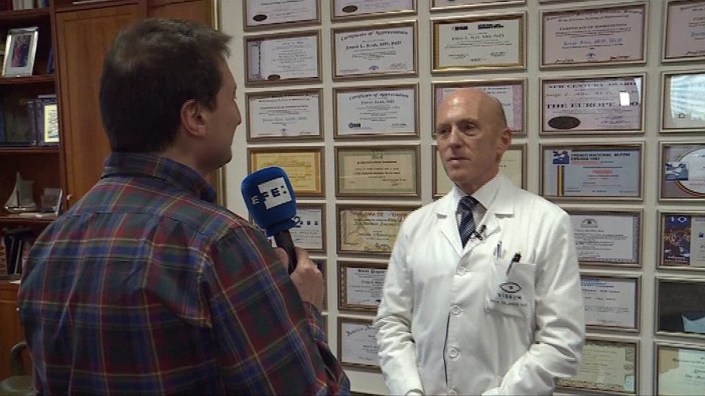 El periodista de efesalud, Gregorio del Rosario, entrevista al oftalmólogo de Vissum, Jorge Alió Sanz.