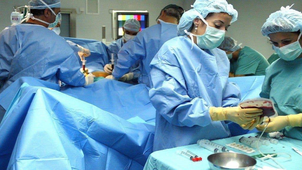 Dos enfermeras participan en la primera intervención quirúrgica realizada en España con células madre adultas en un paciente con necrosis de la cabeza femoral.