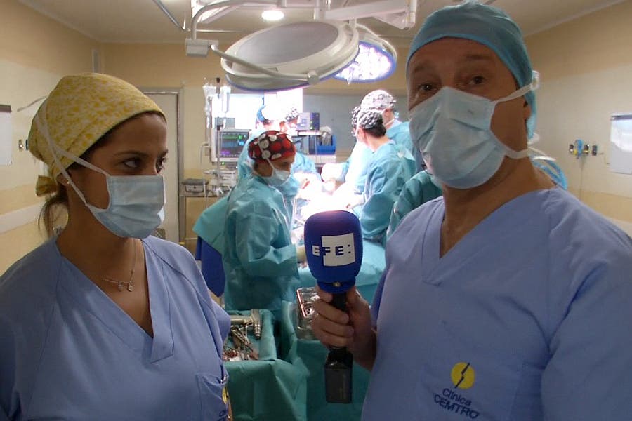 El periodista Gregorio del Rosario entrevista a Dori, enfermera de la Clínica Cemtro