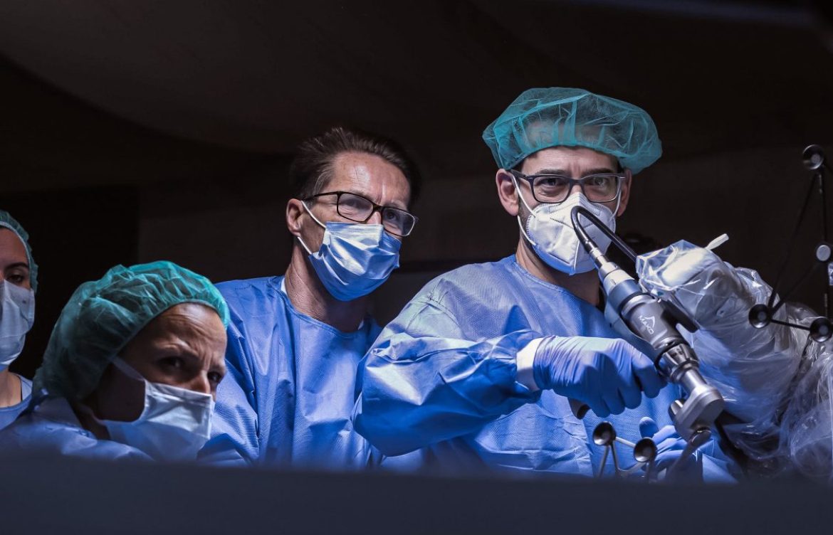 La Clínica CEMTRO implanta las primeras prótesis de rodilla con cirugía robótica inteligente