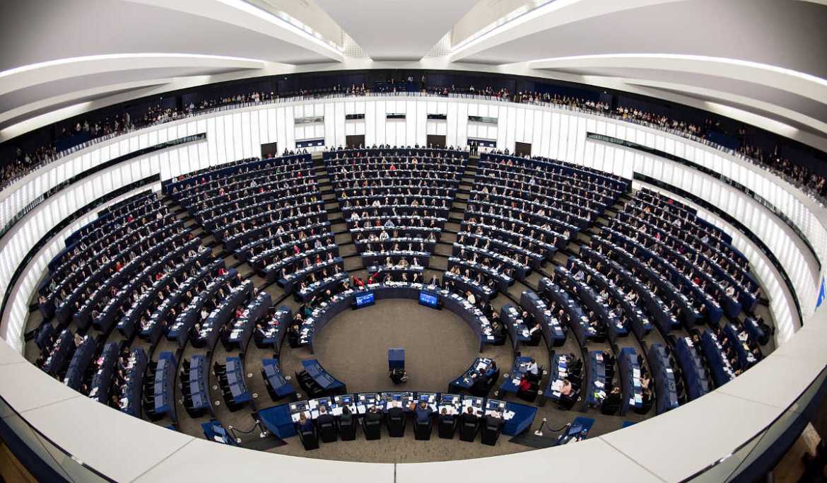 Eurodiputados piden que se refuerce lucha contra antivacunas