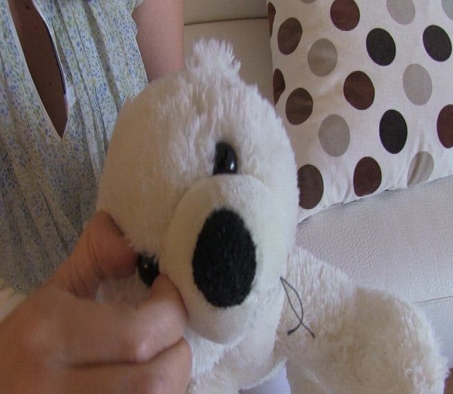 La pediatra María Salmerón nos muestra lo fácil que sería para un bebé de cinco meses quitar el objeto de plástico que tiene forma de ojo y que está cosido en la cara de un oso de peluche. efesalud.com