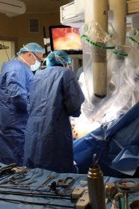 El Dr. Gómez Sancha interviene a un paciente con cáncer de próstata ayudado de un robot Da Vinci.