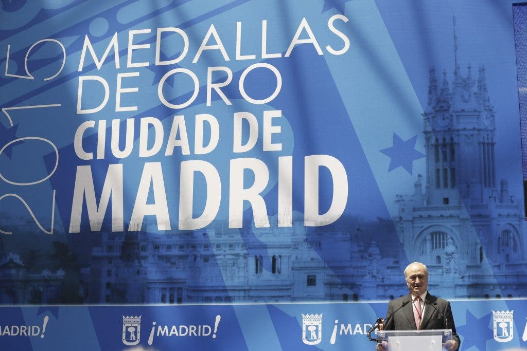 Madrid premia al doctor Guillén con la medalla de Oro