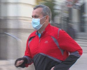 hombre en tiempos del coronavirus paseando por la calle