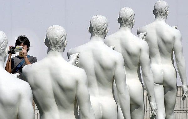 Esculturas humanas a las afueras del centro en el que se exhibe la exposición "La Fiesta del Cuerpo". Efesalud.com