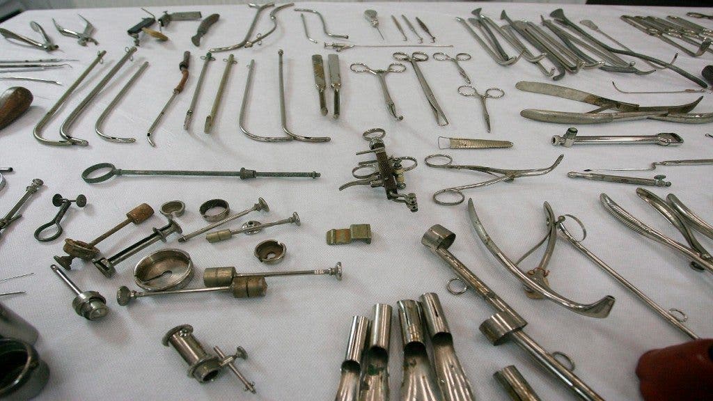 Instrumental quirúrgico y ginecológico que se usó en el campo de concentración de Auschwitz.