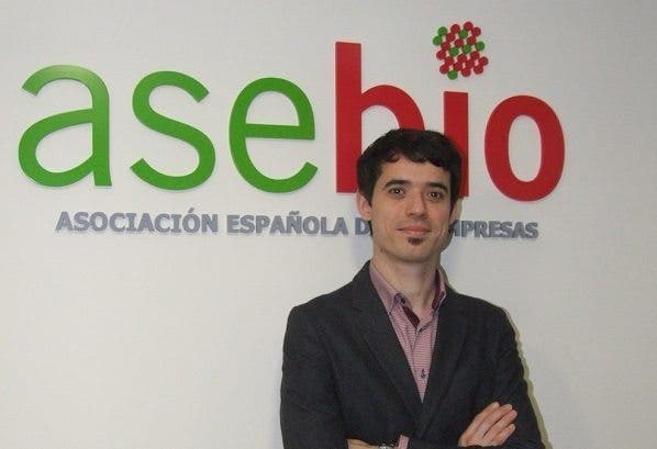 Ion Arocena posando delante del logotipo de asebio