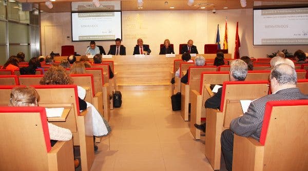 De izq a dcha: Juan Jesús Hernánde (responsable del Plan de Salud de Cruz Roja Española), Manuel Molina (viceconsejero de Sanidad de la Comunidad de Madrid), Juan José Rodríguez (presidente del Consejo General de Colegios Oficiales de Médicos de España), Inmaculada Alfageme (presidenta de la Sociedad Española de Neumología y Cirugía Torácica), Francisco José Sáez (vicepresidente de la Sociedad Española de Médicos Generales y de Familia).