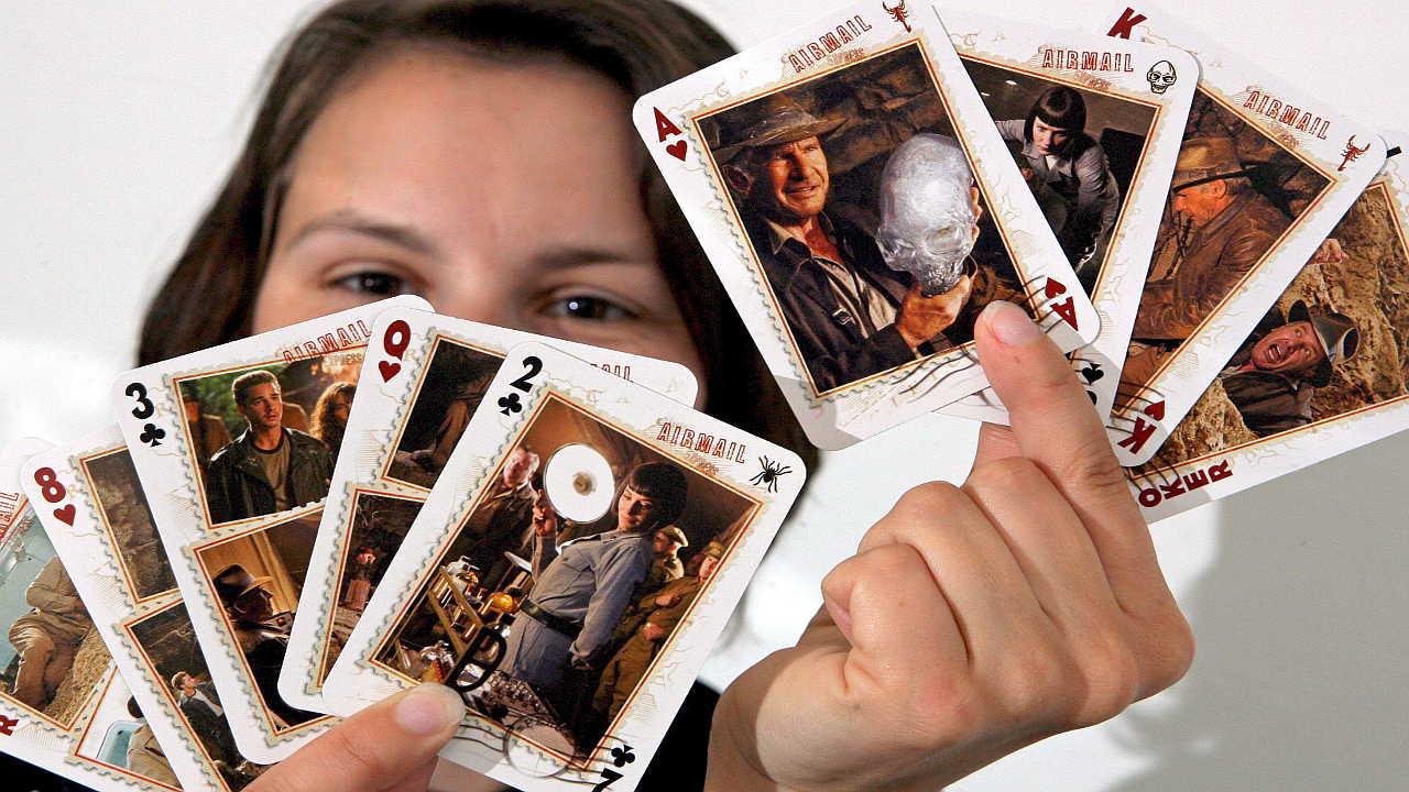 Un niño sujeta las Cartas con fotografías de la película de Steven Spielberg 'Indiana Jones y el Reino de la Calavera de Cristal'. 