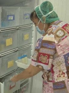 Una enfermera especializada en neonatología manipula la leche maternal donada para bebés prematuros o que no pueden recibir leche materna de su propia madre y están hospitalizados