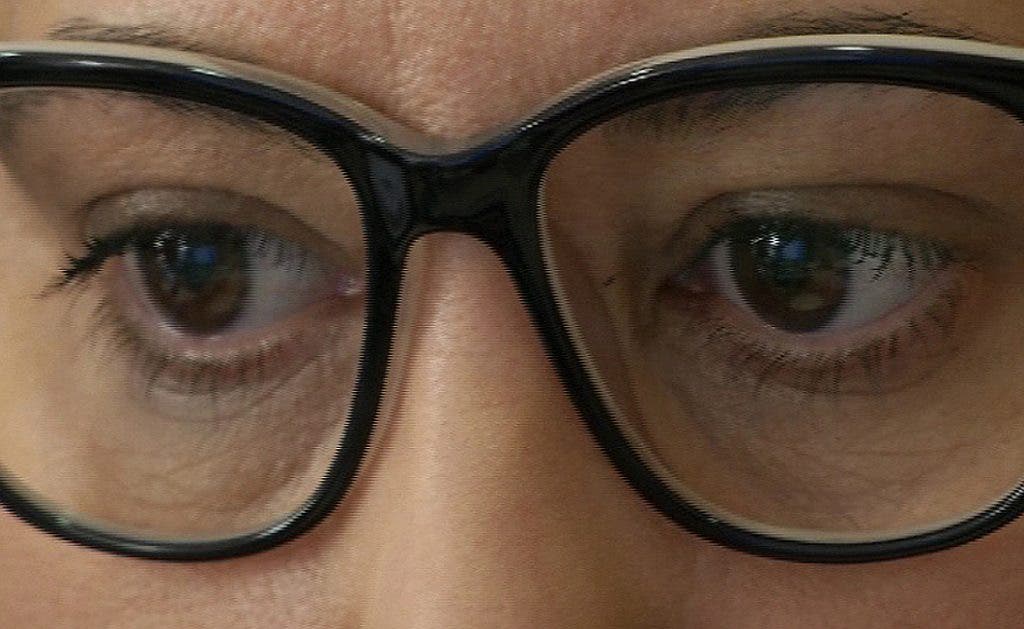 Los ojos de una mujer que necesita gafas para la leer-efe