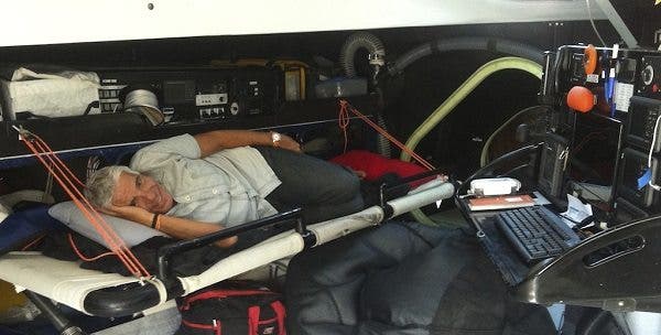 El doctor Estivvil en el habitáculo donde duermen los regatistas. Efesalud.com