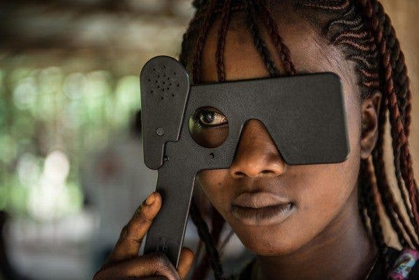 El ébola deja secuelas en los ojos a los que sobreviven al virus. Revisión en Sierra Leona de la supeviviente Aminata Koroma. Foto: Tommy Trenchard