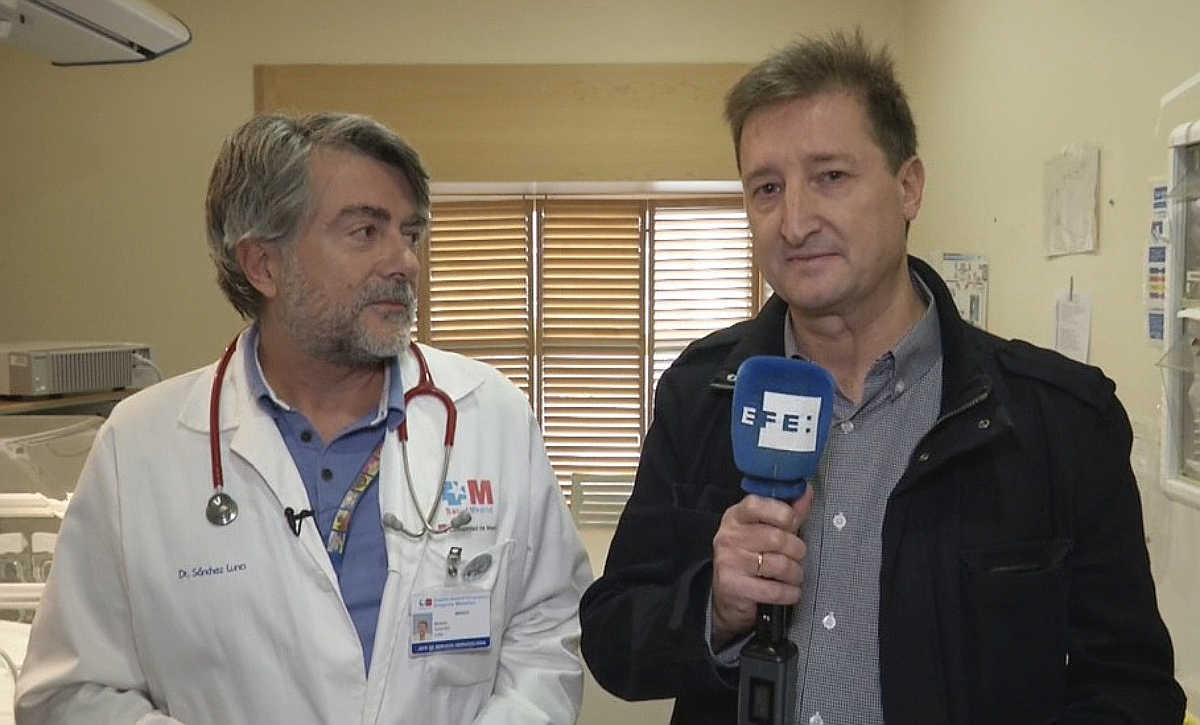 El periodista de EFEsalud, Gregorio del Rosario, entrevista al Dr. Manuel Sánchez Luna.