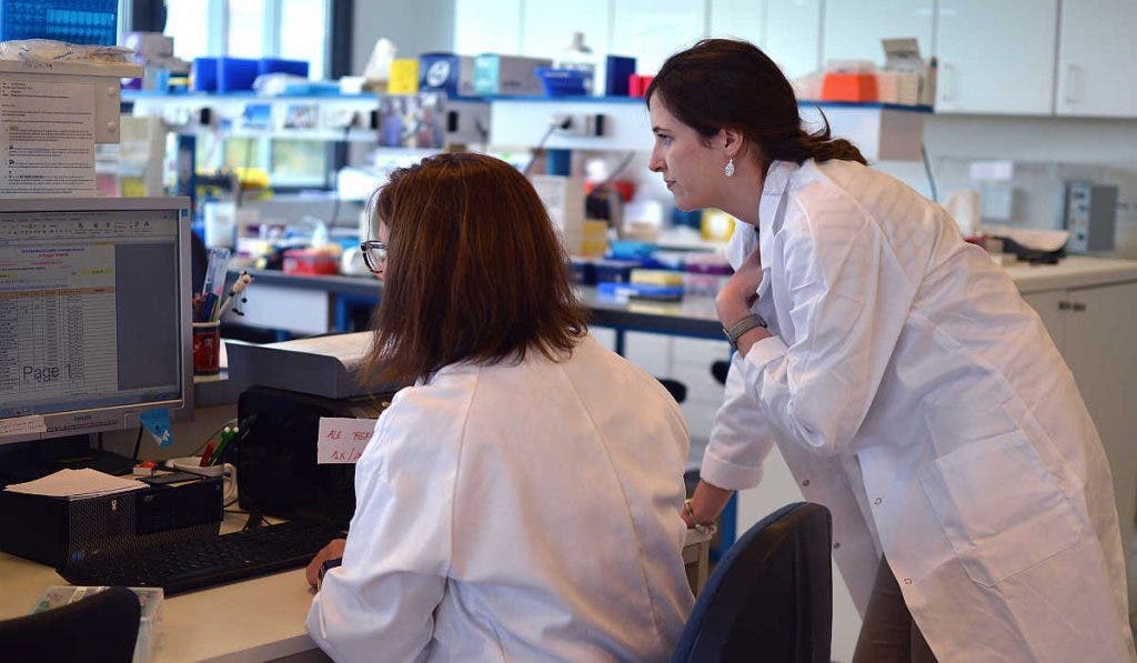 Dos investigadoras leen los resultados de un estudio genómico en la pantalla de un ordenador