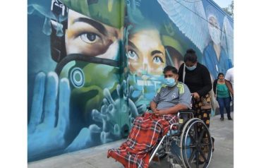 Pacientes, silla de ruedas, mural, sanitarios, policías, fallecidos, militares, COVID, coronavirus,