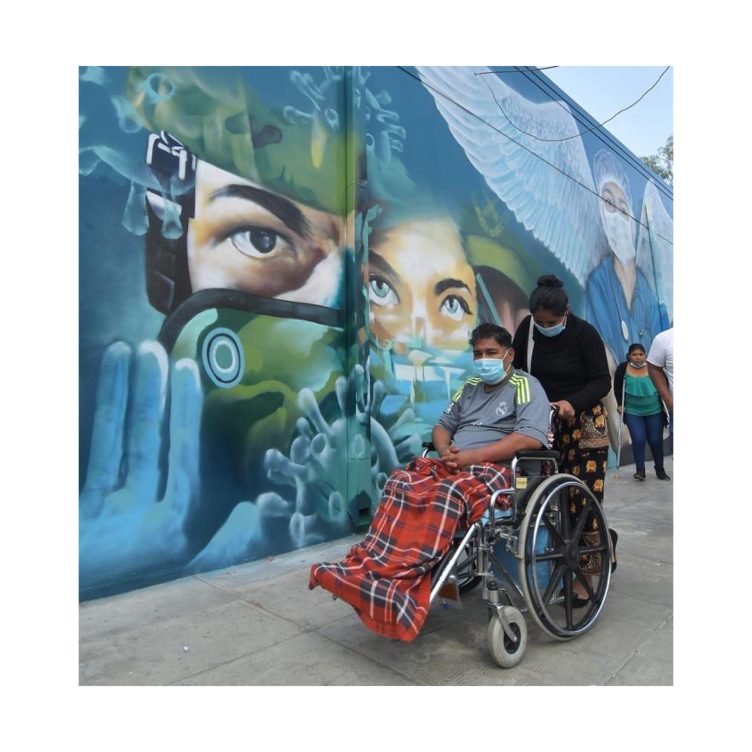 Pacientes, silla de ruedas, mural, sanitarios, policías, fallecidos, militares, COVID, coronavirus,