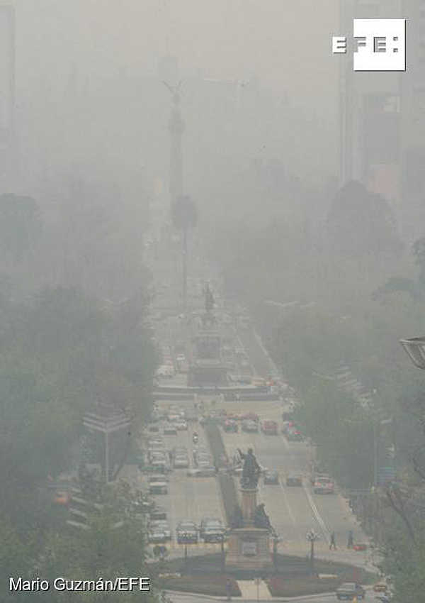 Vista de la calle de la Reforma de la capital mexicana, con el monumento a El Ángel de la Independencia al fondo.