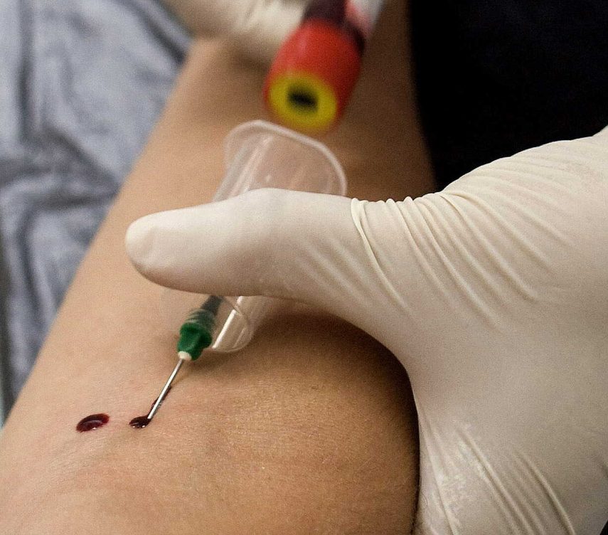 Prueba de detección del Virus de Inmunodeficiencia Humana (VIH) en el marco de una campaña gubernamental en un centro comercial de San Salvador (El Salvador).
