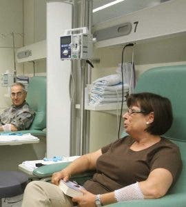 Dos pacientes oncológicos reciben una dosis de quimioterapia por vía intravenosa. 