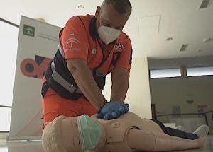 Técnico en Emergencias realizando una maniobra de Reanimación Cardiorrespiratoria o RCP