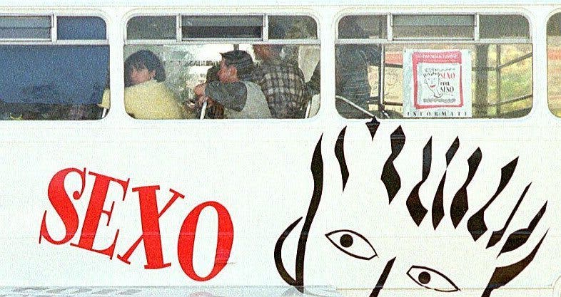Un grupo de jóvenes viajan en un autobús que está rotulado con la palabra "sexo" y una caricatura de un joven. efesalud