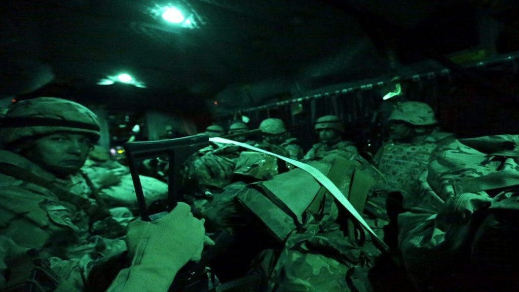 Un grupo de soldados españoles viaja en un helicóptero militar hacia el frente de batalla para luchar contra los grupos terroristas yihadistas.