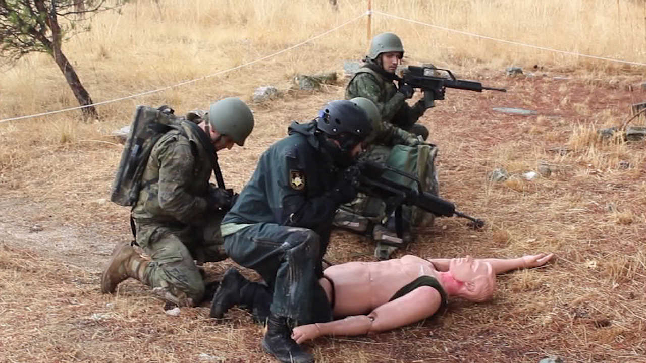 Un grupo de soldados trasladan a un soldado herido durante un simulacro.