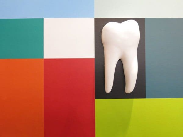 El 40% de la superficie dental se encuentra entre los dientes