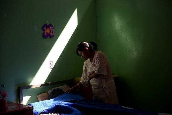 Una mujer cobija a su hijo recién nacido en un centro médico de maternidad en la Ciudad de Guatemala. EFE/Esteban Biba