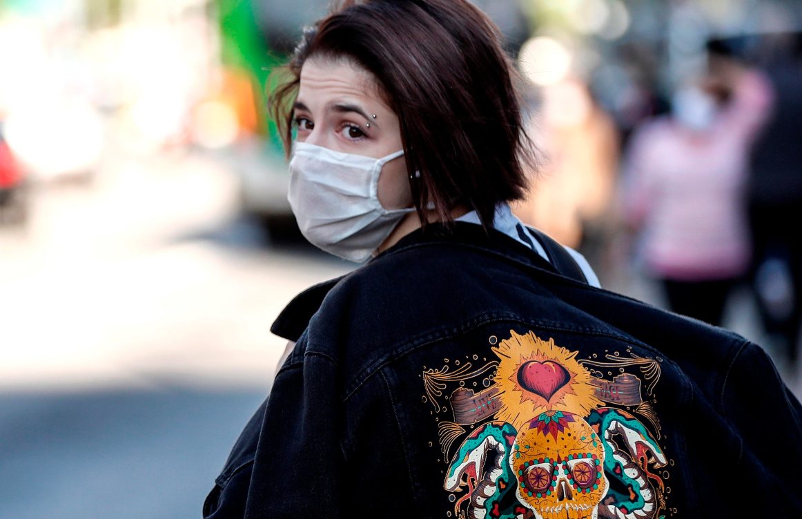 anorexia, COVID-19, coronavirus, pandemia, confinamiento, trastornos alimenticios, nutrición, psicología, mascarilla, chica, chaqueta