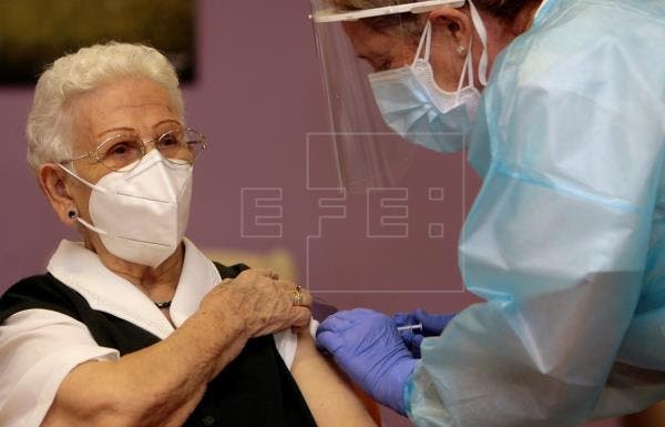 Araceli, de 96 años, recibe en Guadalajara la primera vacuna contra la covid en España
