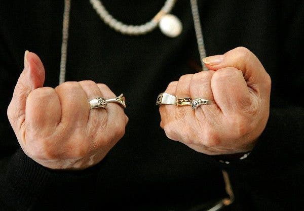 Detalle de las manos de una anciana. Efesalud.com