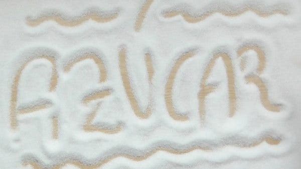 La palabra azúcar escrita sobre un soporte de azúcar. Efesalud.com