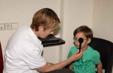 Una oftalmóloga realiza una revisión ocular a un niño. Efesalud.com