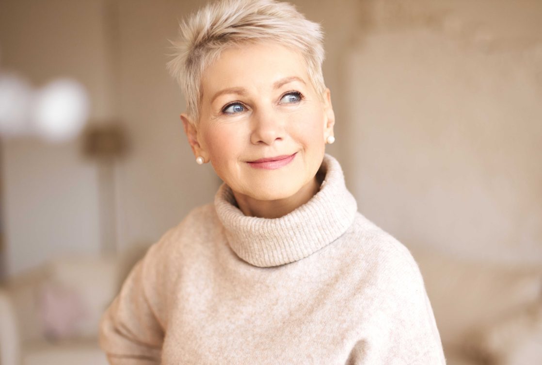 Mujer de mediana edad, sonriendo.