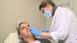 La Dra. Manuela Gómez inyecta bótox en la zona facial del músculo masetero de Marta.