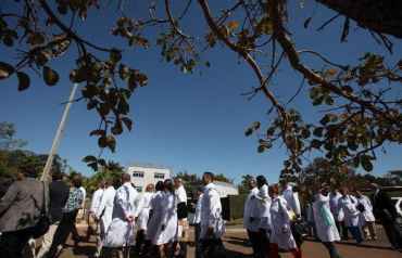Un grupo de profesionales sanitarios pasean por un parque. Efesalud.com