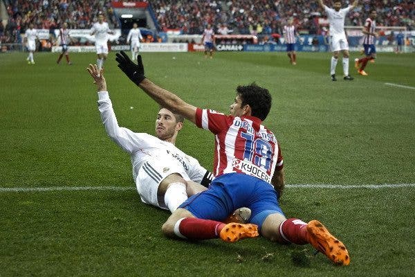 Sergio Ramos y Diego Costa en el césped en un momento del último partido en el Calderón entre Atlético y Real Madrid. Efesalud.com