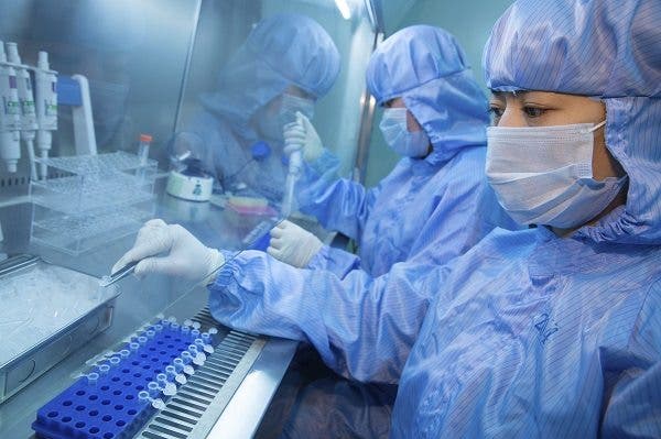 Varios empleados trabajan en la producción del reactivo de detección del virus ébola en Shanghái. Efesalud.com
